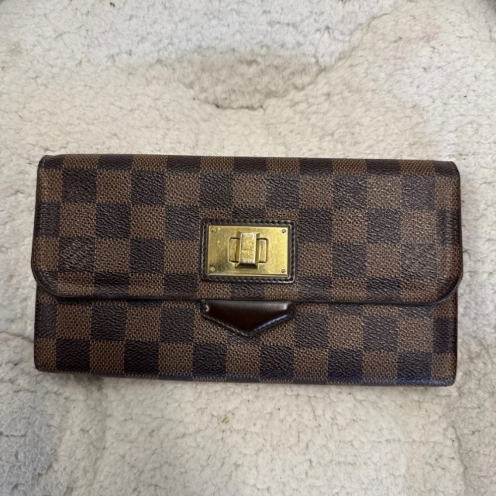 Louis Vuitton Authentic Damier Ebene Rosebery Wallet
Very Good Condition!